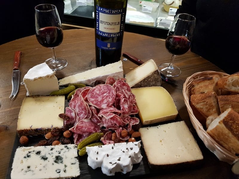 degustacion-queso-vino-paris Qué hacer en París si llueve: Vivir experiencias originales en París
