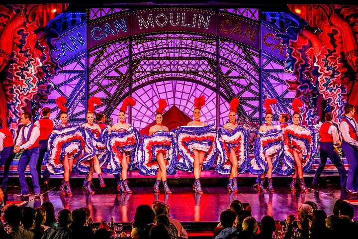moulin-rouge-paris- Que hacer en Paris si llueve: Asistir a espectáculos y cabarets